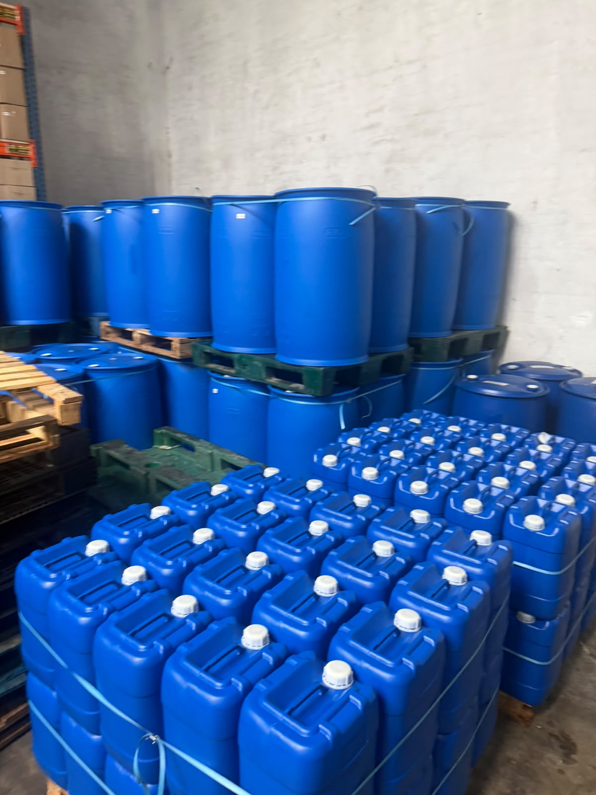 Lubricant containers arranged for dispatch and service